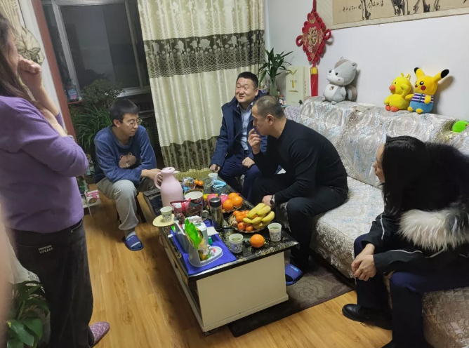 6776永利集团产业开发板块深入开展员工家访活动(图2) 6776永利集团产业开发板块深入开展员工家访活动(图2)