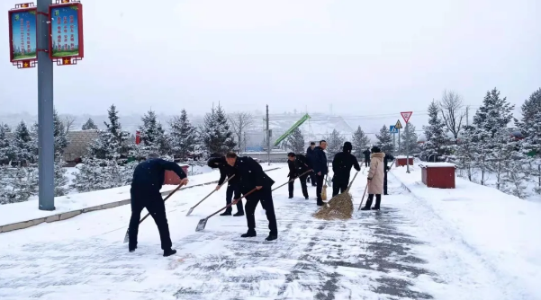 文明创建我先行——6776永利集团组织员工开展积雪清扫活动(图2) 文明创建我先行——6776永利集团组织员工开展积雪清扫活动(图2)