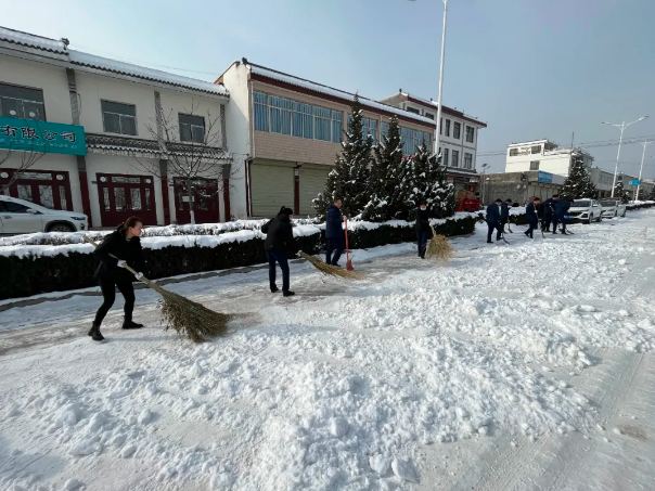 文明创建我先行——6776永利集团深入创城包抓村社开展清扫积雪志愿服务活动(图2) 文明创建我先行——6776永利集团深入创城包抓村社开展清扫积雪志愿服务活动(图2)