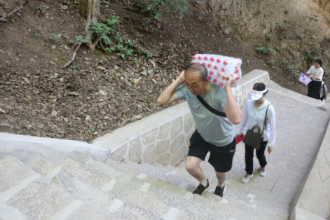助力文旅市场 展示产投风采——6776永利集团组织开展员工登山比赛活动(图6)