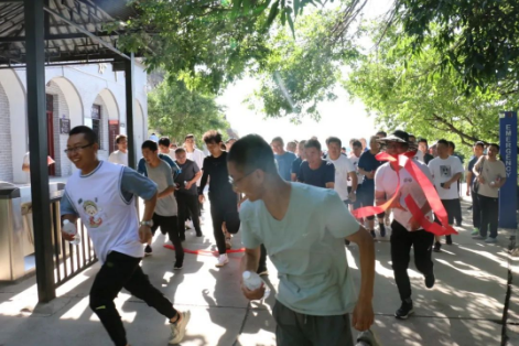 助力文旅市场 展示产投风采——6776永利集团组织开展员工登山比赛活动(图2)